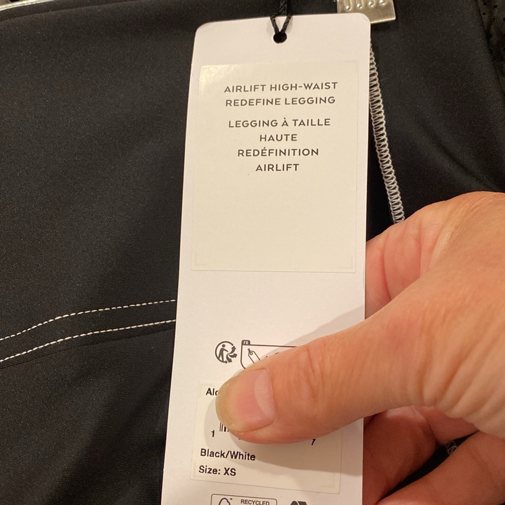 ALO Yoga black/white leggings 

Size XS - Picture 4 of 4